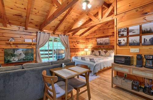 South Bloomingville Cabin | Silver Wolf: Privately situated + Pet friendly cabin w/hot tub in Hocking Hills
