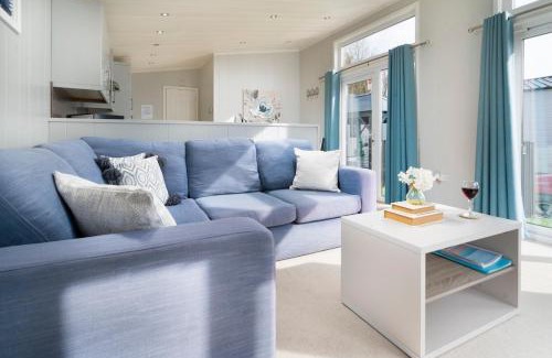 South Lakeland Leisure Village House | Silverdale Lodge, HotTub, Wi-FI, Quiet & Sleeps 4