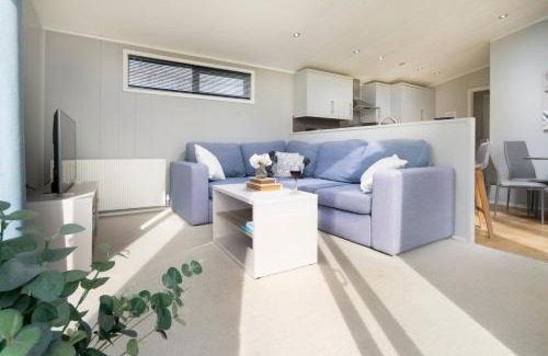South Lakeland Leisure Village House | Silverdale Lodge, HotTub, Wi-FI, Quiet & Sleeps 4