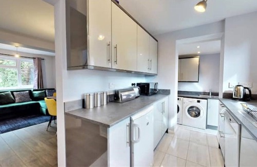 Hemel Hempstead House | Simba Stays: Luxurious Townhouse for Contractors, Relocators/Families