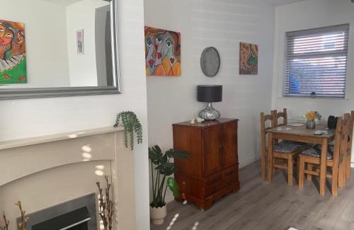 Thatto Heath House | Simons Cosy 2 bedroom home sleeps 5, contractors Welcome