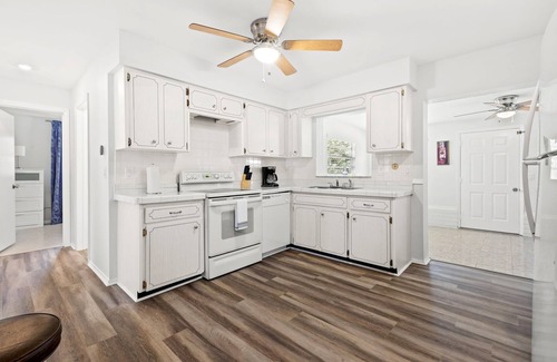 Largo House | Simple 2BR Home w/Backyard, 10 Min to Gulf Beaches! Dogs OK.