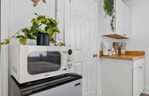 South Pensacola Cottage | Simple & Affordable Studio minutes from NAS