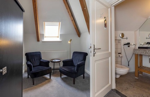 Baarlo Hotel | Simple Countryside Stay with Bike Access! Free Paking and Onsite Dining!
