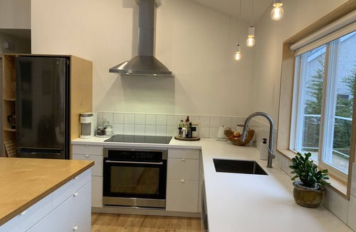 Regional District of Nanaimo House | Simple & Peaceful at Little House Nanaimo- only 3 mins to the Ocean!