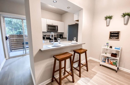 Milwood Apartment | Simple & Serene | Fast Wifi | Domain |LT Disc