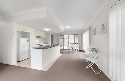 North Lakes Apartment | Simple & Sweet Mango Hill Apartment w Carpark