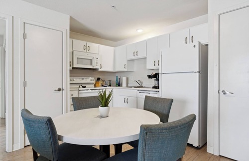 Far North Central Apartment | Simplicity At the Rim 1202 I Comfy 3 Bed 2 Bath