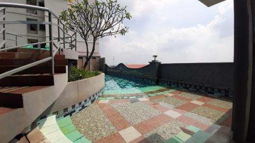 Panunggangan Utara Apartment | Simply and Cozy Pool View 2BR at Great Western Apartment By Travelio