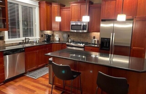 Sunnyside House | Simply Chic Happy Valley Townhome -15 mins. to PDX Airport