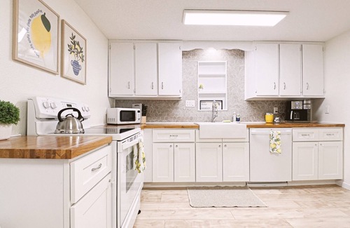 Salem House | Simply Salem Cottage - King beds - Dog Friendly!