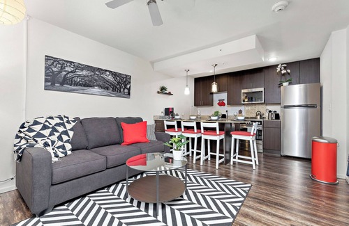 Prairie Village Apartment | Sinatra's Escape King Bd Fast WiFi Dedicated Parking and Workspace Accessible