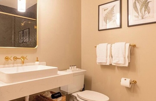 West Dundee Hotel | Sinclair Suites