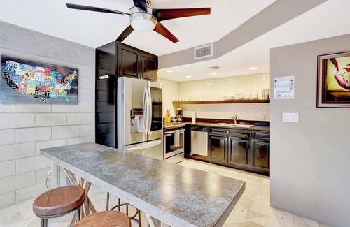 Hendricks and Venice Isles Apartment | Singer House Waterfront Retreat – 2BR & Jacuzzi