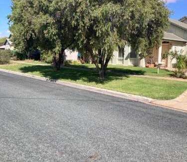 Swan Hill House | Single Bed Suit Single Travellers