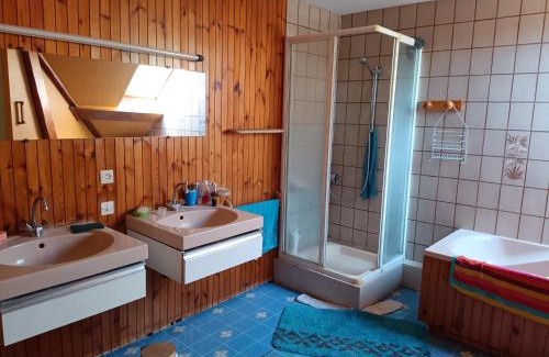 Fruges House | Single bed with a large desk