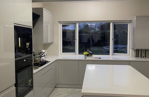 Bonnybridge House | Single Bedroom with Private Bathroom & Free Parking near City Center