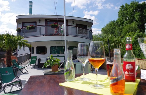Leipziger Vorstadt Apartment | Single cabin on a residential ship