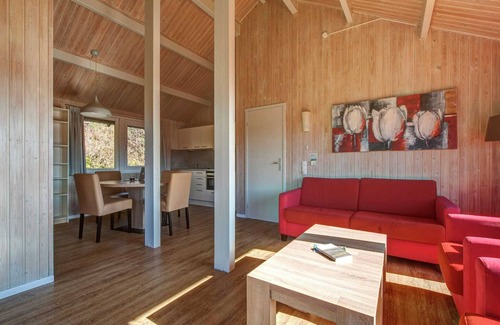 Kronenburg House | Single-Level Bungalow by Reservoir