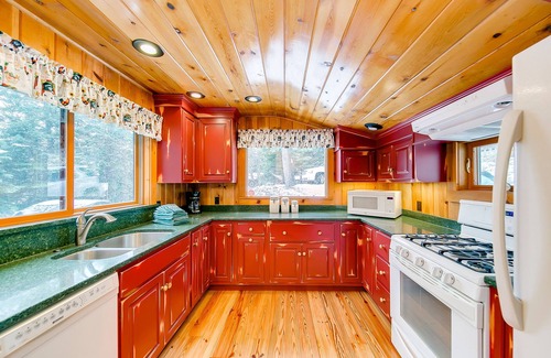 Joseph House | Single-level home with mountain views, private hot tub, fireplace & washer/dryer