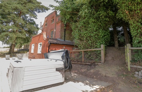 Iverley Cabin | SION LODGE, pet friendly, with hot tub in Belbroughton