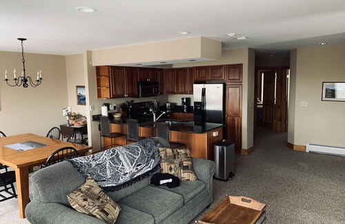 North Troy House | Ski Chalet (Ski-in/Ski-out)