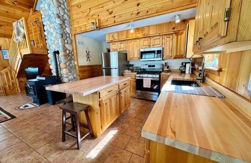 Sunday River Area House | Ski Chalet w-Hot Tub, Only 3 min to Sunday River ski lifts!
