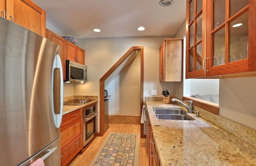 Ludlow Condo | Ski Condo With Direct Slope Access and Cozy Fireplace