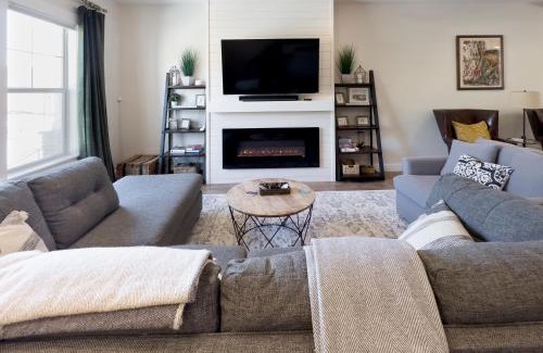 Timber Lakes House | Ski Haven Hideaway near PC