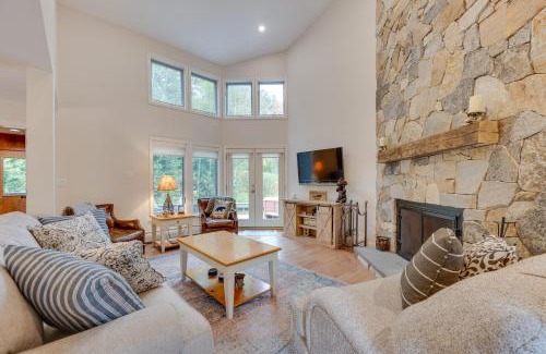 East Burke Apartment | Ski-in Condo with Hot Tub on Burke Mtn Slopes!