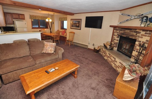 Upson House | Ski-in ski-out 1 Bdrm Chalet w sauna on slopes & lake - sleeps 2
