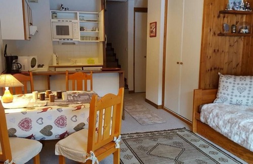 La Perriere Apartment | Ski-in/ski-out & foot of the slopes, 5th floor, view ski slopes, tv, ski locker, 33m², La Tania