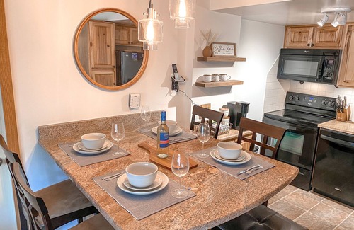 Snowshoe Condo | Ski In Ski out/Indoor & Outdoor Pools & Hot tubs/Luxury condo