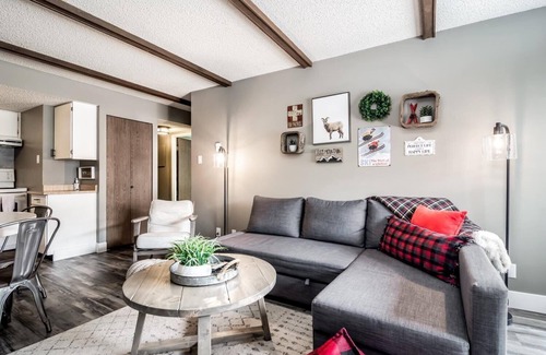 Hemlock Valley Condo | ski-in/ski-out, outdoor pool, hot tub, wood fire place, BBQ