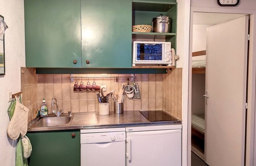 Reberty Apartment | Ski-In/Ski-Out Studio in Les Menuires - Sleeps 4, Mountain View, Fully Equipped Kitchen