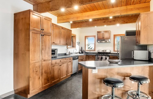 Hyak House | Ski-in/ski-out home with mountain-view balcony, multiple living areas, & W/D