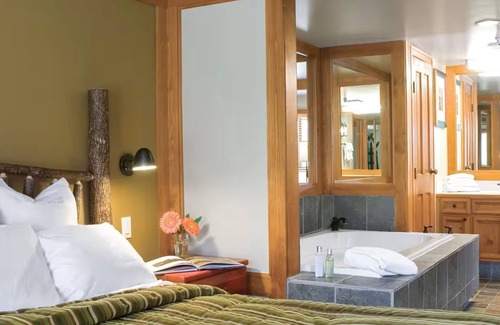 Blackcomb Resort | 🎿 Ski Paradise at Hilton Embarc Whistler Resort - 2 Bedroom - Sleeps 6