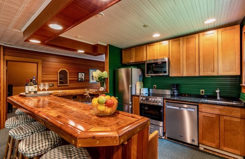 Manchester House | Ski season or yearly rental. Fireplce. Dogs welcome. Walk to Equinox Pond & BBA.