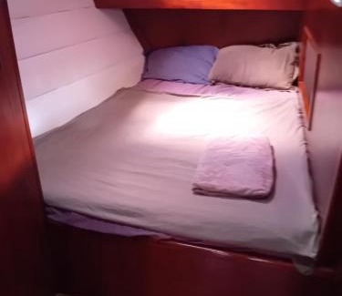 Sainte-Anne Boat Rental | Skipper Caspar