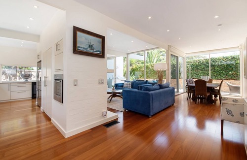 Portsea House | Skomer House Portsea with gas heated pool. Steps to beach and Portsea Pub