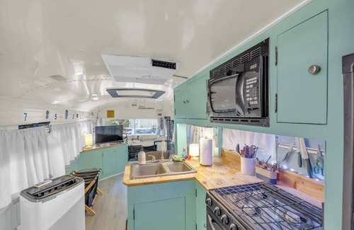 Greenville House | Skoolie on the River, Close to DT, Private Space