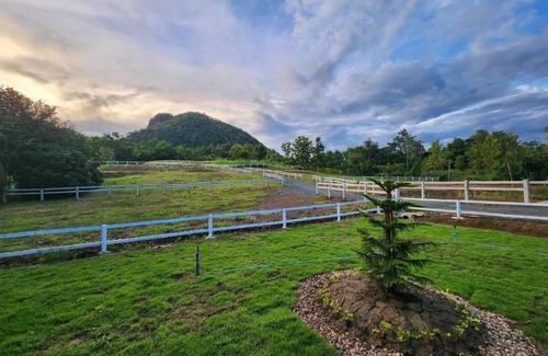 Mae On Villa | Skugga Farm Cabin