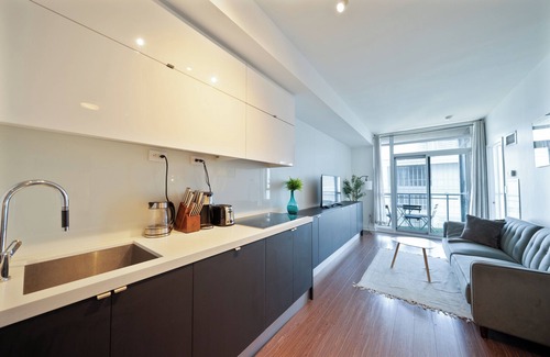 Wellington Place Apartment | Sky Living : Awesome Lake and City View, Park Free
