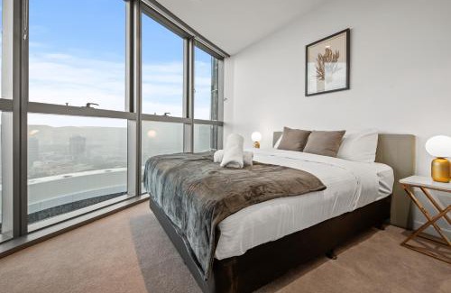 Brisbane Central Business District Apartment | Sky Living & River Views in Queens Wharf Residences