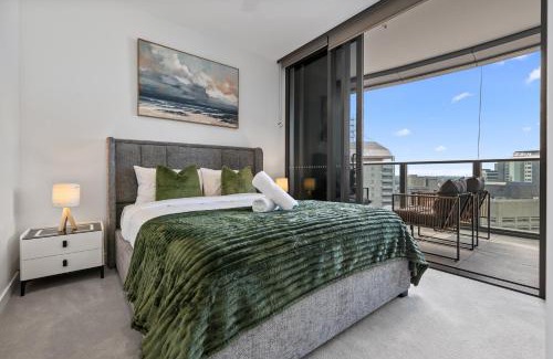 Brisbane Central Business District Apartment | Sky Living & River Views in Queens Wharf Residences