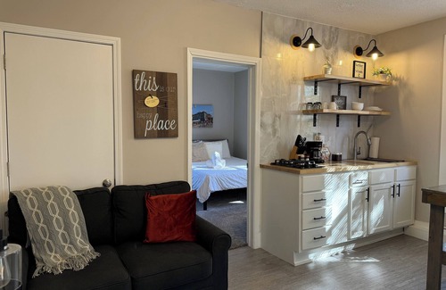 Valparaiso Apartment | Skylar Comfy 1-bedroom Apartment in Valparaiso University Short Term Stays