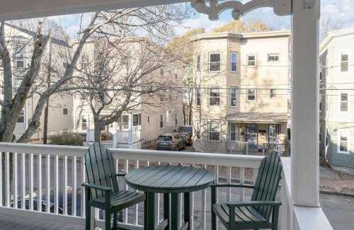 Parkside Apartment | Skyline 138 Charming West End Mansard Penthouse