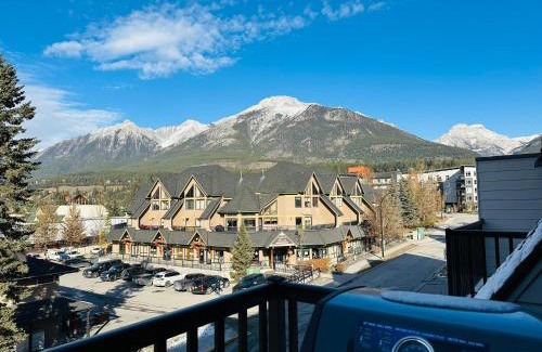 Canmore Apartment | Skyline Peaks 205 - Mountain View Townhouse-AC-Pool-Hot Tub