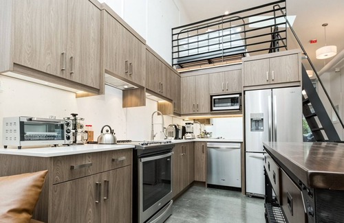 Bridgeland Apartment | Skyline Penthouse |BBQ, Sleeps 8|