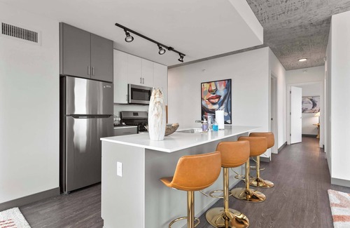 West Loop Apartment | Skyline Views in 3BR Apartment w/Top Amenities